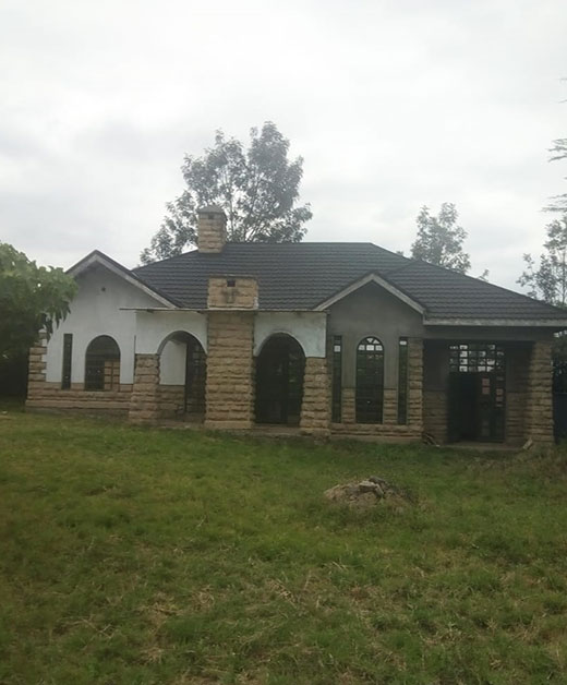 4bdr hse on 1/4 acre plot